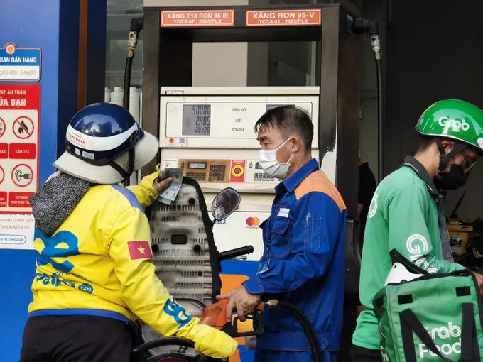 Consumers purchase E10 gasoline at a Petrolimex fuel station on Nguyen Thi Minh Khai Street, Xuan Hoa Ward, Ho Chi Minh City. (Photo: SGGP)